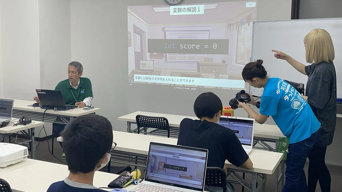 西宮つーしんさんがハック西宮北口校を取材中!テキストプログラミングでは初歩中の初歩の変数。生徒はみんな初級2コースで使いこなしているので、中級の今ではここは余裕のはず!