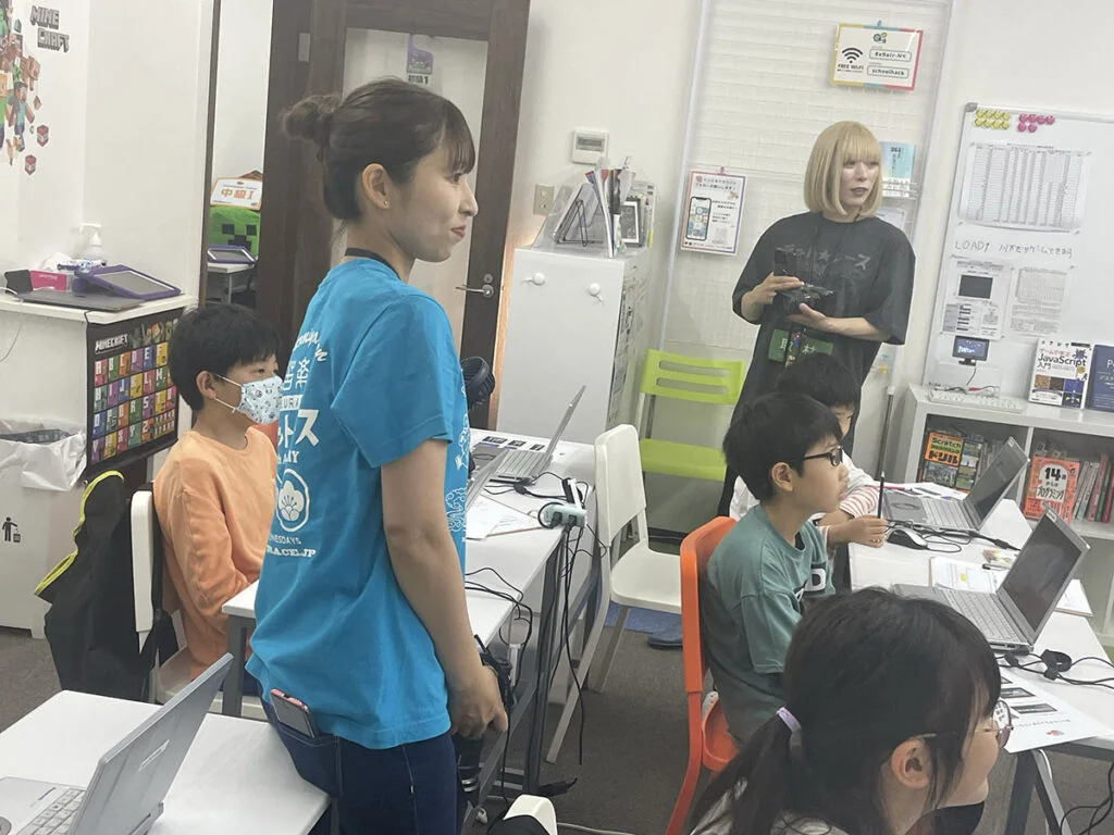 西宮つーしんさんがハック西宮北口校を取材中!